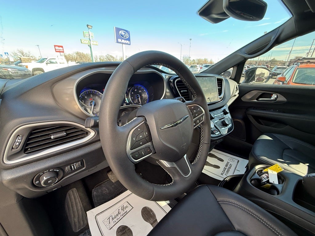 2025 Chrysler Pacifica Select
