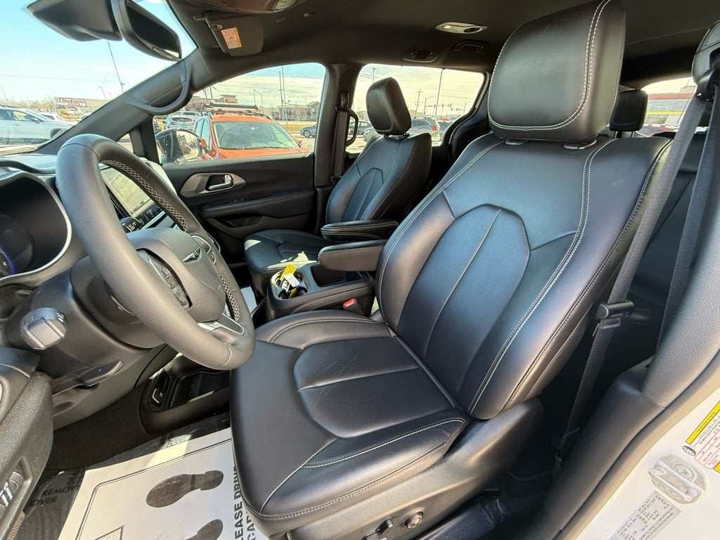 2025 Chrysler Pacifica Select